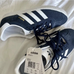 Adidas gazellie - Helt nya skor ifrån Adidas i hela nya adidas skor , marinblå färg Säljer pga inte min stil Nypris 1199