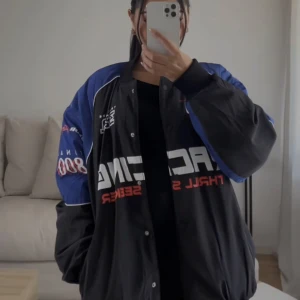 Racing jacka - Superfin Blå Racerjacka ifrån H&M som passar till våren eller en kallare sommardag, säljer pga av att den aldrig har kommit till användning🫶🏼