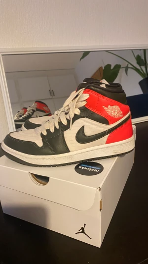 Jordan 1 - Säljer mina jordan orewoods för att de inte kommer till användning. Har kanske använt de 5 gånger. Pris går att diskuteras. 