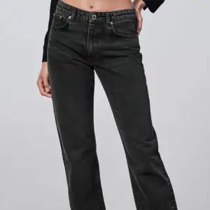Svarta midwaist zara jeans i fint skick!🫶🏼säljer pga att de ej kommer till användning längre 