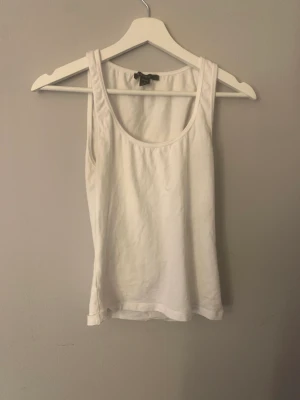 Vit linne (användt fåtal gånger) - Vit linne från newyorker  Änvändt fåtal gånger  