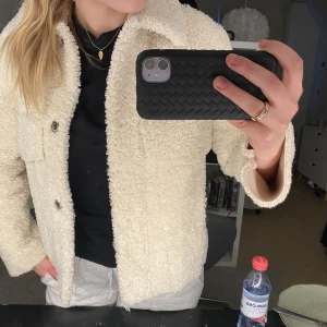 Teddy jacka  - Teddy jacka från zara, funkar perfekt nu till våren då den är ganska tunn😍🫶🏼💗 pris kan diskuteras!!