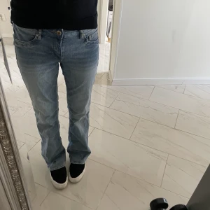 Hm jeans - Säljer dessa jättesnygga lågmidjade jeansen ifrån hm❤️❤️ de är använda men är i väldigt bra skick. Jag är oftast en 34 i jeans och dessa är i storlek 36 och passar perfekt.