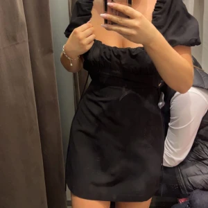 Klänning Zara - Klänning från Zara, använd en gång pågrund av fel storlek. Så den är i nyskick. Svårt att se på bilden men ryggen är öppen med knyten. Fler bilder finns! ❤️