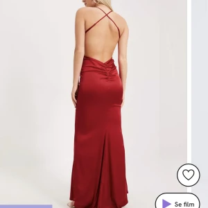 Klänning - Klänning från Nelly som har tänkt som bal klänning men ångra mig och hann inte skicka tillbaka. Orginal pris är 1,1 k. Aldrig använd bara testad❤️(lappar kvar)