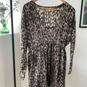 Leopardmönstrad tunika. Kan även användas som klänning.