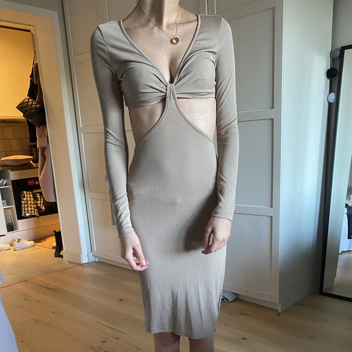 Beige halvlång klänning