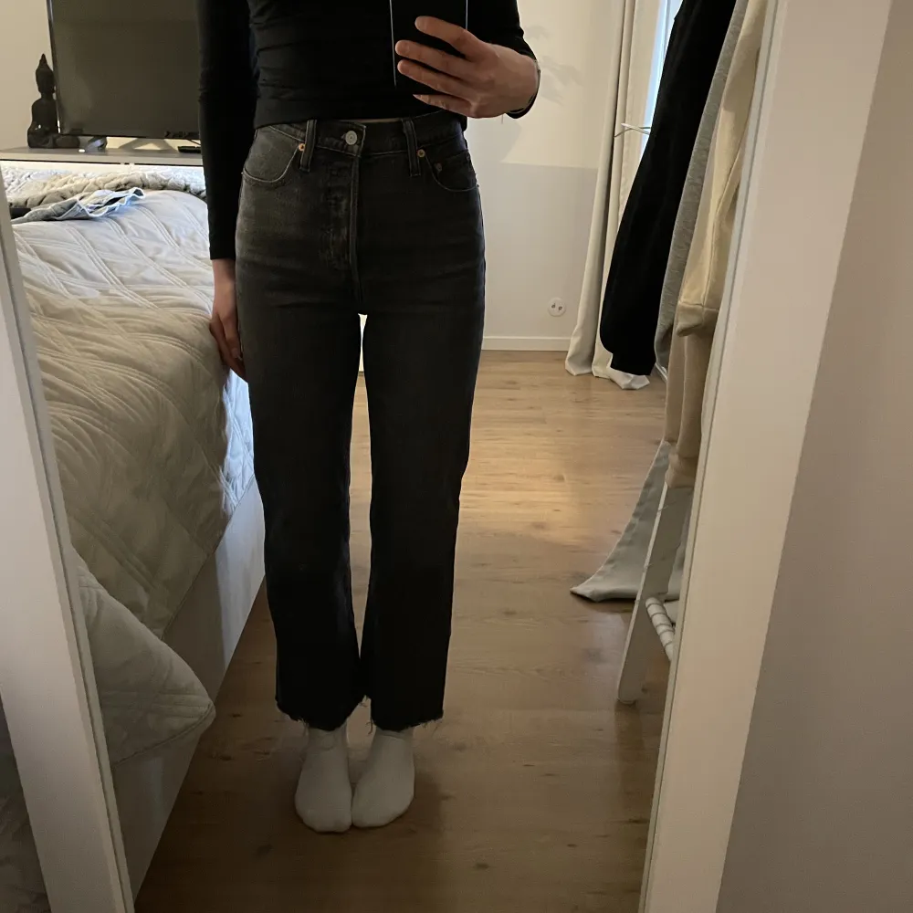 Ett par svarta Levi’s jeans i modell Ribcahe straight, storlek 25 i midjan. Säljer då de inte längre används💓. Jeans & Byxor.