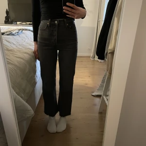 Levi’s jeans - Ett par svarta Levi’s jeans i modell Ribcahe straight, storlek 25 i midjan. Säljer då de inte längre används💓