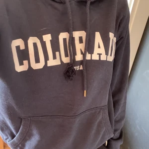 colorado hoodie - ena snöret har ingen metall sak på sig, som ni ser på bilden💞
