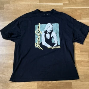 Dua Lipa tröja - Svart tshirt med Dua Lipa print