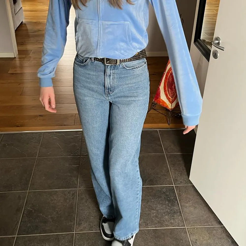 Ett par jätte fina högmidjade jeans från asos som är i tall modellen och  storlek 26/36 passar mig perfekt i längden och är 179! 🤍. Jeans & Byxor.