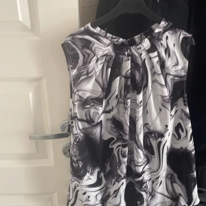 Blus - Fin stocholms blus med knäppe där bak fint skick och knappt använd hör av er om ni har några frågor☺️🙌