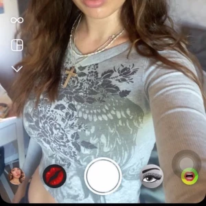 Y2k tröja - Snygg tight grå långärmad tröja med tryck, använder aldrig❤️ Storlek S men passar Xs