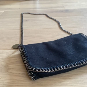 Tiamo liknande  väska  - Hej intreskol på min fina handväska. Kommer inte till använing så är lite osäker om jag vill sälja den för den är från Findland. Jag tar helst bud från 150 och ⬆️💗Kontakt vid intresse ⚠️ HAR INGET BEVIS PÅ ATT DEN ÄE ÄKTA TIAMO⚠️❤️