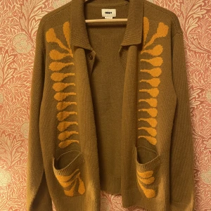 OBEY stickad kofta - En varm mysig kofta i bra skick. Go att ha på sig när man tar det lugnt hemma i soffan.