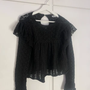 Topp från Zara,strl M - Helt ny blus som aldrig är använd. Skriv för bilder på. Tror den är helt slutsåld