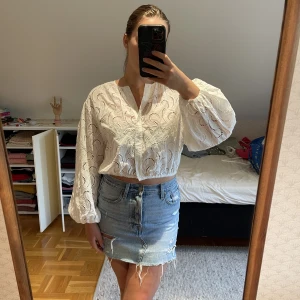 Vit blus - Härlig och somrig vit blus med mönster. Det perfekta sommarplagget. Sparsamt använd och i toppskick. Kan bäras som långa ärmar (bild 1 & 2) eller som halvlånga ärmar (bild 3). Perfekt till stranden💞
