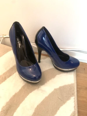 Stiletts - Marinblåa, silvriga svarta stiletts i strl 38.  Aldrig fått användning för så dom är som nya.