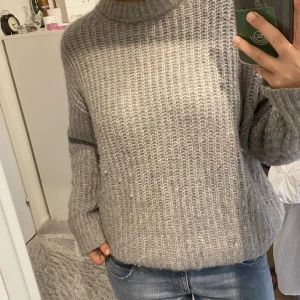 Stickad tröja zara - Stickad tröja från zara i fint skick. Sparaamt använd då den är för stor.