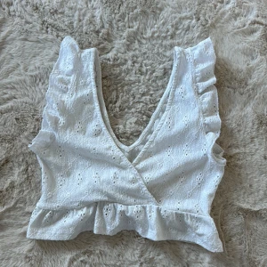 Topp - Jättefin mönstrad topp från pull and bear som inte används längre. Fint blommigt mönster och ej genomskinlig 🩷