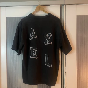 Axel arigato t shirt - Bra skick och köpt för 1250
