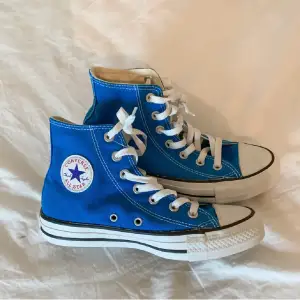 Säljer dessa jätte fina Converse i modellen chuk taylor i en sällsynt blå färg💕 Skulle säga att dom är som helt nya och säljer då dom är för små💕Köpta för 969 kr