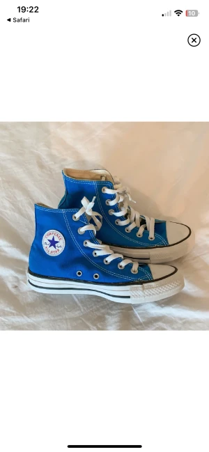 Converse  - Säljer dessa jätte fina Converse i modellen chuk taylor i en sällsynt blå färg💕 Skulle säga att dom är som helt nya och säljer då dom är för små💕Köpta för 969 kr