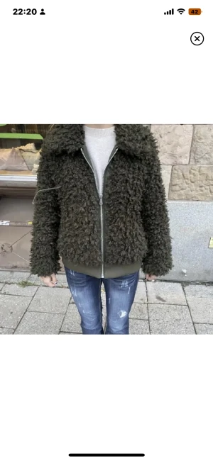 Teddyjacka - Skitsnygg teddyjacka💕Samma som den trendiga gröna fast i svart, strl S👌🏼304 kr inkl frakt