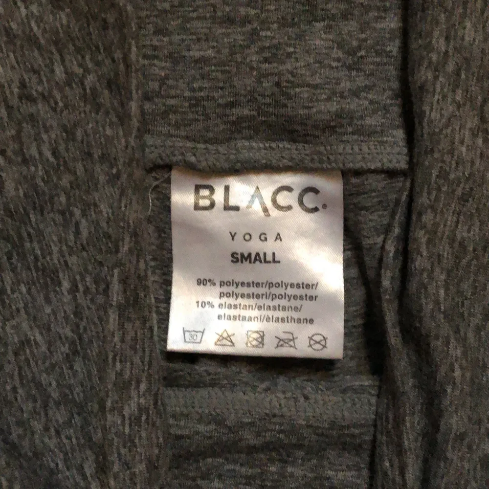 Yoga byxor, ingen aning vilket märke men skulle anta BLACC, storlek S. Säljer de pågrund av att de inte kommer till användning . Jeans & Byxor.