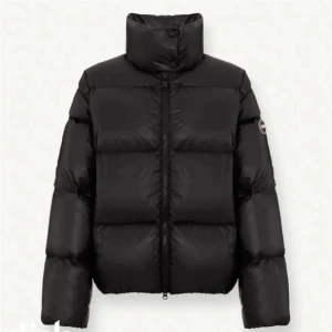 Colmar jacka  - Säljer min colmar jacka. Har bara haft den 1 vinter. Jätte fin och varm jacka. Kan skicka egna bilder på den. Lånade andra bilden från en annan. Nypris på jackan är ungefär 5000. 