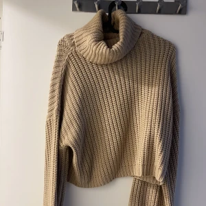 Stickad tröja  - Stickad tröja ifrån Nakd. Använd ett fåtal gånger 