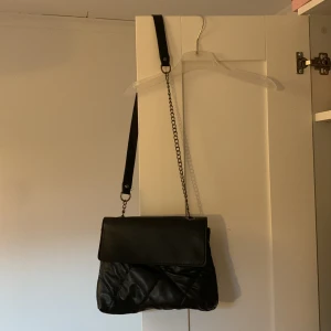 Handväska  - Ny axelremsväska i skinn. 