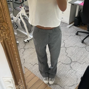 Byxor - Coola oversized kostymbyxor med detaljer, köpta förra hösten tyvvär inte kommit mycket till andvändning . Fina ny till hösten mysigt med denna oversized still med långa ben. 