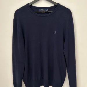 Ralph lauren tröja  - Säljer en marinblå Ralph Lauren tröja i merino ull. Storlek M. Inga skador eller fläckar, den har bara blivit för liten. 
