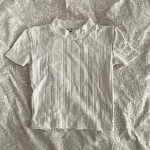 topp - Croppad topp med smal polokrage ☺️