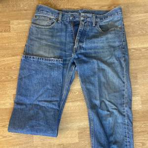 Snygga Blå jeans från levis raka