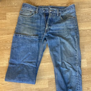 Blå Levis jeans - Snygga Blå jeans från levis raka