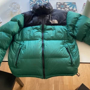 northface jacka - Säljer denna jacka eftersom att den inte riktigt är min stil längre. Köpte den begangnad här på plick och använde den sedan 1 vinter. 2 Hål som båda är lagade så gott som de går. Annars är den i bra skick! Pris kan diskuteras!