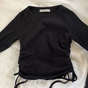långärmad  - Långarmad svart kort top, från Pull and bear.