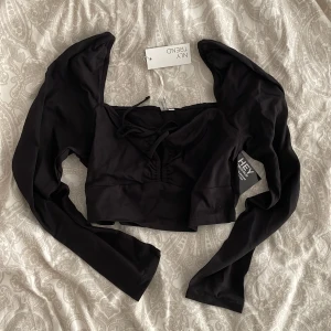 topp - Oanvänd topp från Nelly 