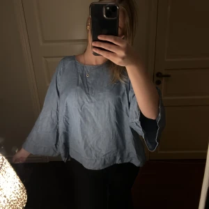 Långärmad tröja - Fin blå långärmad från Kappahl! Köpt för ett tag sedan men inga defekter👏🏻 Storlek XL men jag har den (jag har small) 