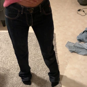 Raka Lågmidjade jeans  - Säljer för att de är lite för stora på mig och de ibte kommer till användning 