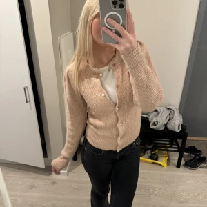 Kofta - Superfin kofta som är snygg både öppen och stängd. Väl använd men i fint skick. 