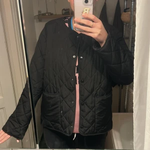 Höstjacka  - Säljer denna svarta tunna höstjackan från soyaconcept! Så fin och är längre i modellen i bak - kortare i fram Kan mötas upp i Stockholm - annars står köparen för frakt 📦 