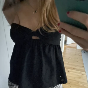 Svart topp - Bandeautopp från Zalando, väldigt fin✨(lappen finns ej kvar)