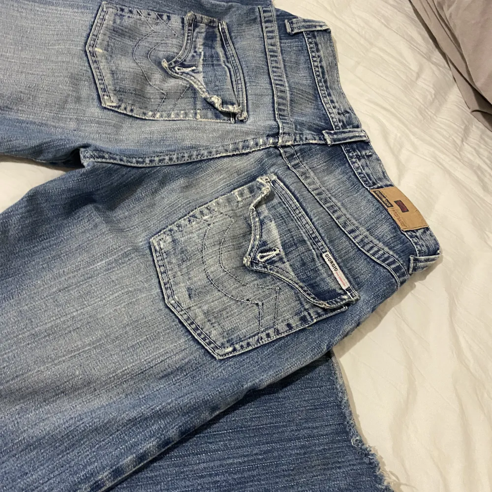 Coola jeans som sitter rätt så baggy, är utsvängda och lågmidjade. Uppskattar storleken till S/M. (Se slitage på sista bilden). Jeans & Byxor.