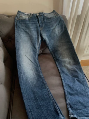 Replay jeans herr  - Modell: Grover, lite mer raka 31/32  I nyskick