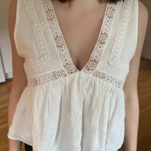 Zara topp - Topp från Zara, säljer då den inte kommer till användning❤️