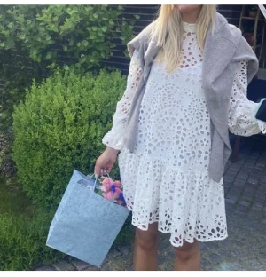 Studentklänning  - En superfin klänning som var kandidat för mig när det kom till student. Men valde en annan och tänkte sälja denna❤️ påminner om den första bilden! 